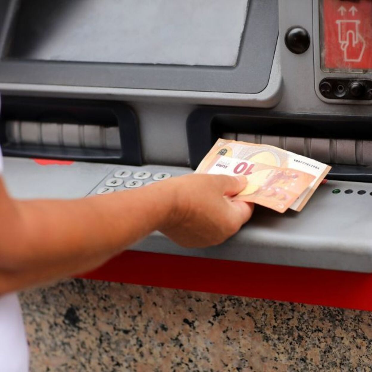 El Banco de España avisa: este es lo que debes saber si vas a sacar dinero al cajero
