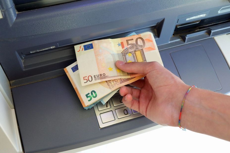 bigstock billetes euro en cajero