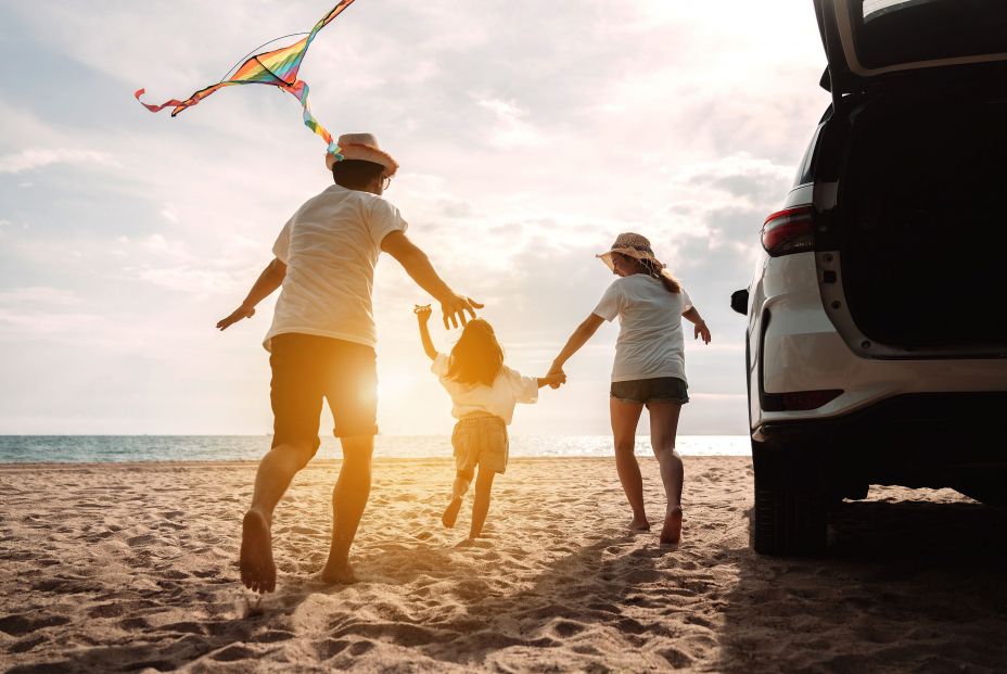 bigstock Happy La arena y el salitre son un riesgo para el filtro del motor, con averías de hasta 8.000 eurosFamily With Car Travel R 471032883