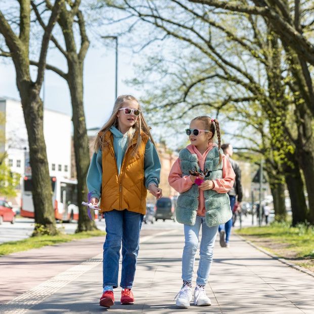 Niños con gafas de sol