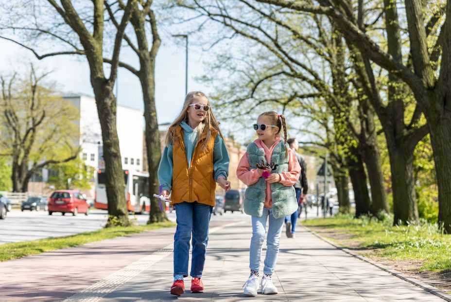 Niños con gafas de sol