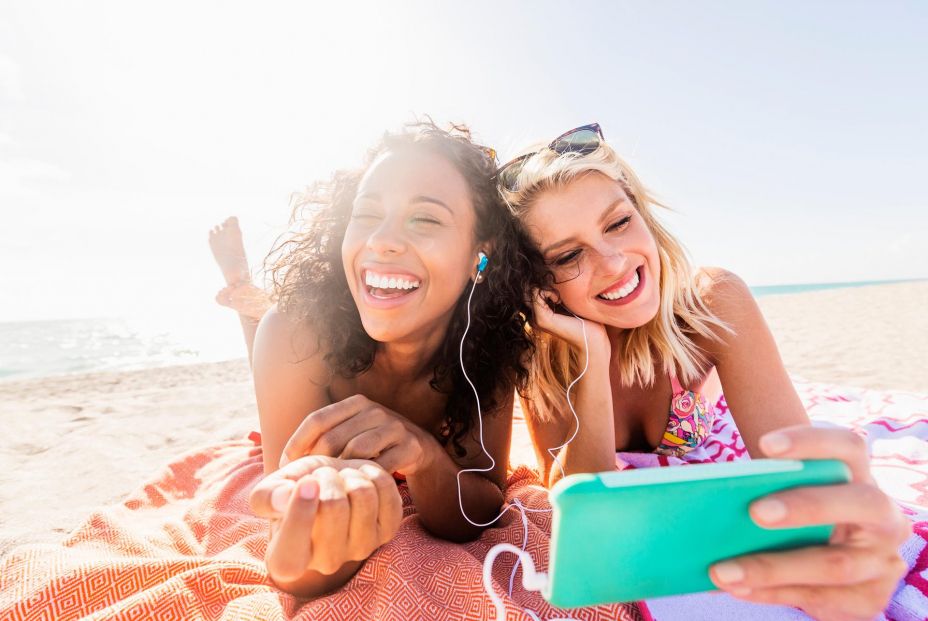 Amigas sonrientes en la playa smiling friends in the beach Amigas sonrientes en la playa smiling friends in the beach