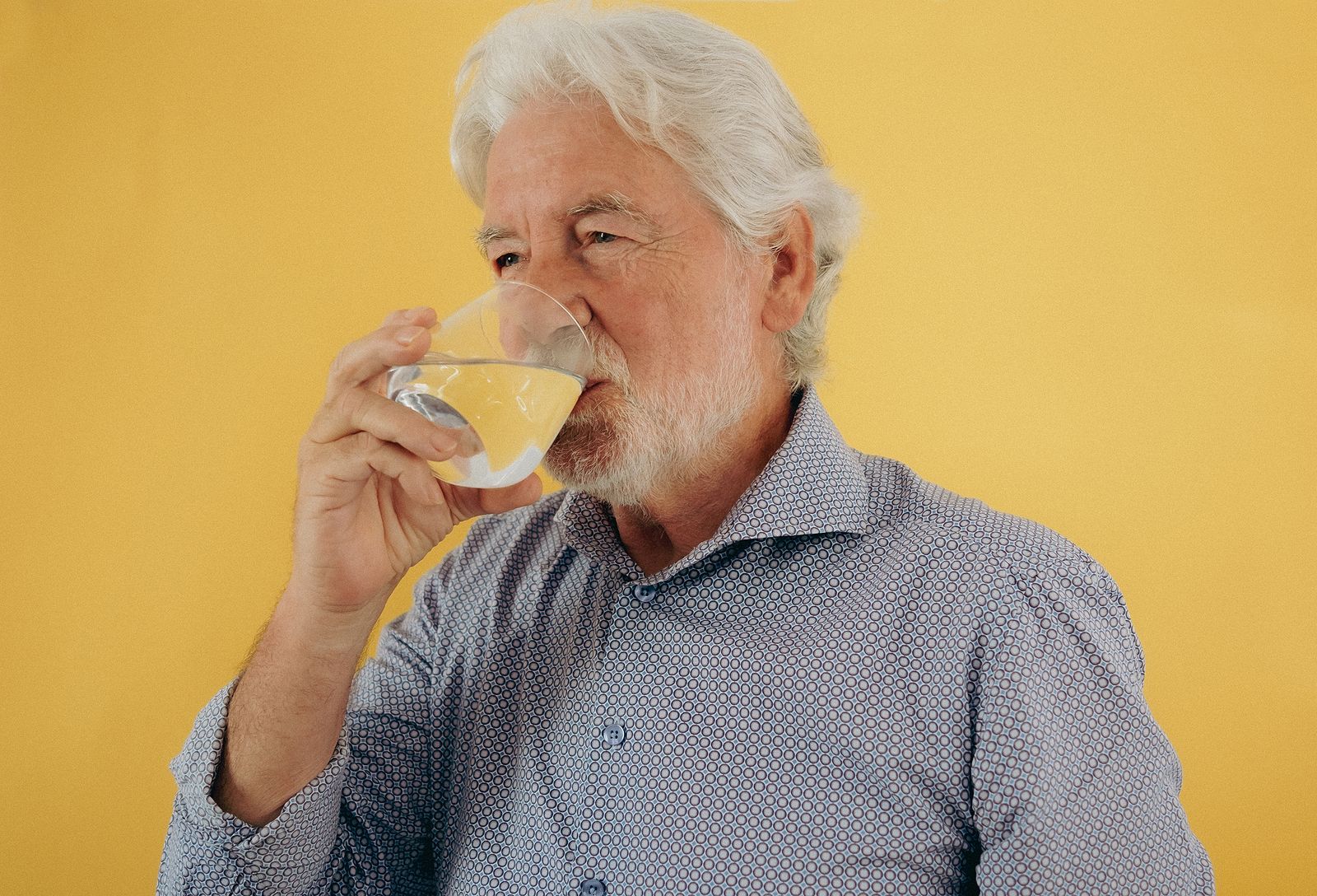 Beber agua aunque no se tenga sed, la clave de la hidratación en mayores