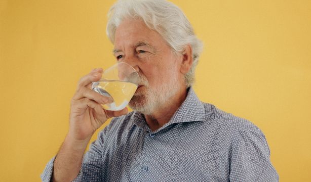 Estos son los 4 hábitos que más perjudican tu salud después de los 60 años