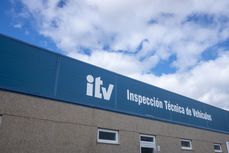 La multa que te pueden poner por acumular pegatinas de la ITV en tu coche