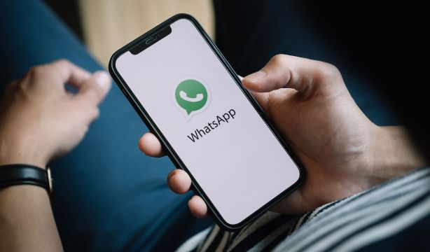 Continúa el timo del 'falso hijo' en WhatsApp: tres detenidos por estafar casi 9.000 euros . Foto: Bigstock