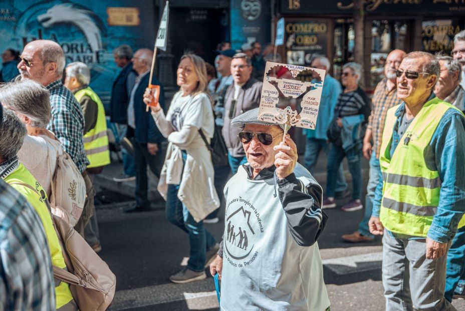 EuropaPress manifestantes pancartas pensionistas