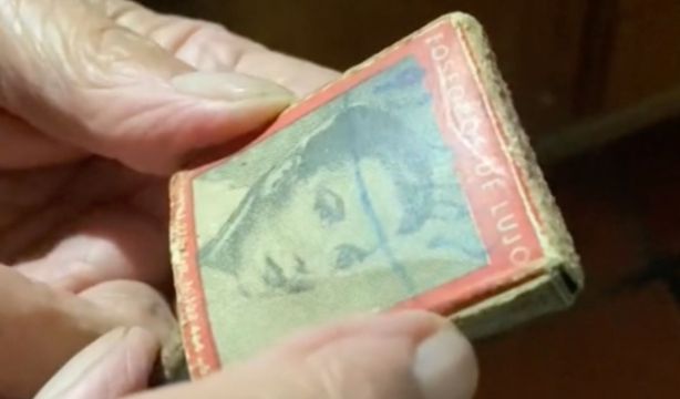 VÍDEO: Un hombre guarda una cajetilla de fósforos durante 70 años con el teléfono de su mujer. Foto: TikTok