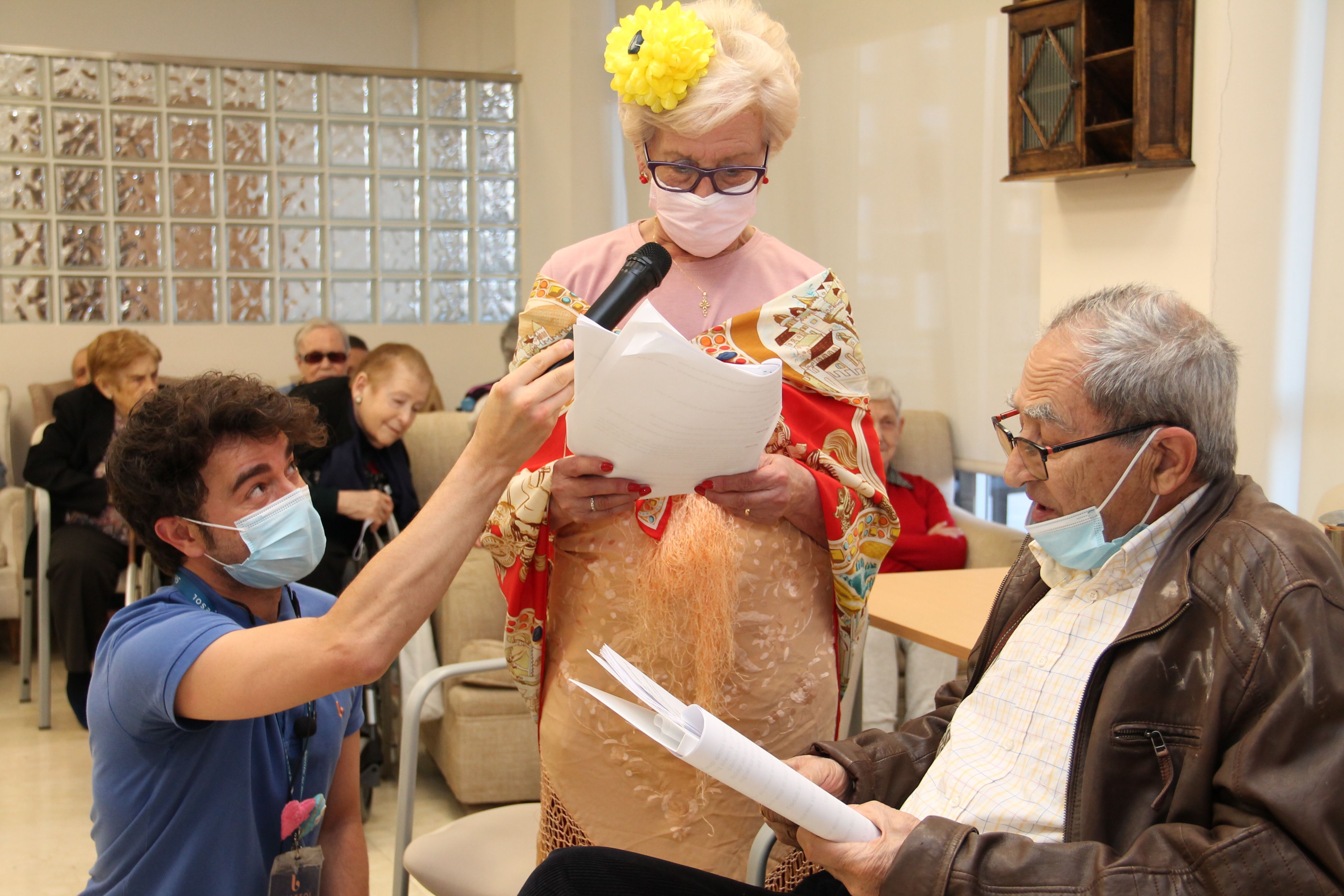 Terapia de sainetes y teatro leído para estimular a las personas con alzhéimer