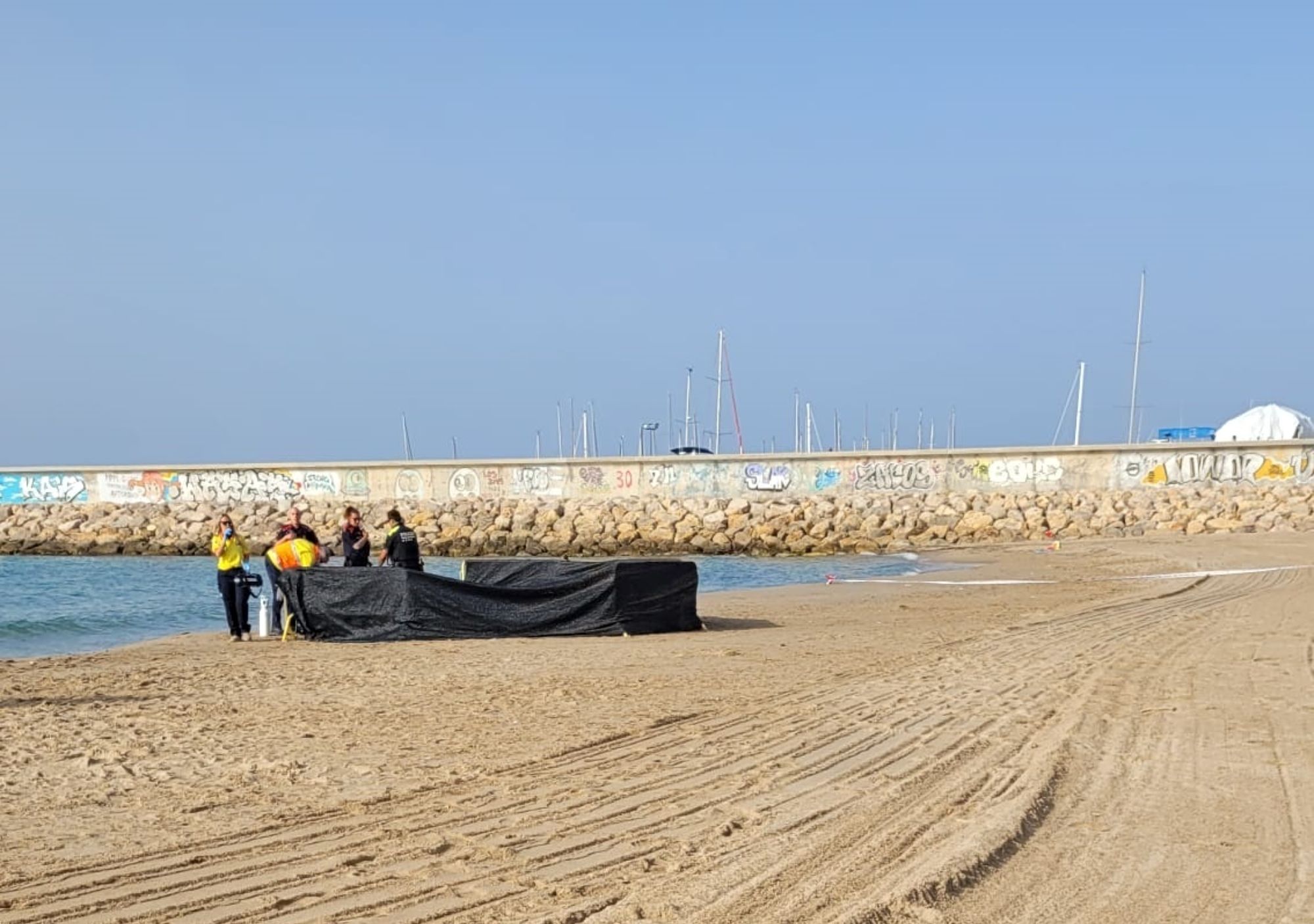 Bañistas pensaron que el cadáver del niño encontrado en una playa de Tarragona era un muñeco. Foto: Europa Press Bañistas pensaron que el cadáver del niño encontrado en una playa de Tarragona era un muñeco. Foto: Europa Press