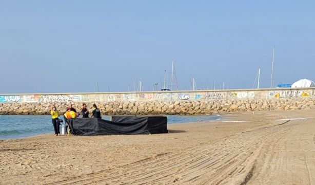 Bañistas pensaron que el cadáver del niño encontrado en una playa de Tarragona era un muñeco. Foto: Europa Press