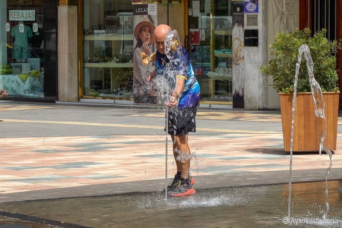 EuropaPress 5329071 ayuntamiento cartagena reparte agua informa consejos combatir calor