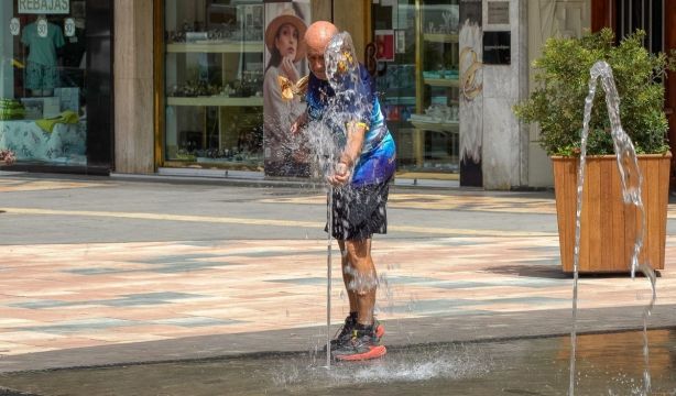 EuropaPress 5329071 ayuntamiento cartagena reparte agua informa consejos combatir calor