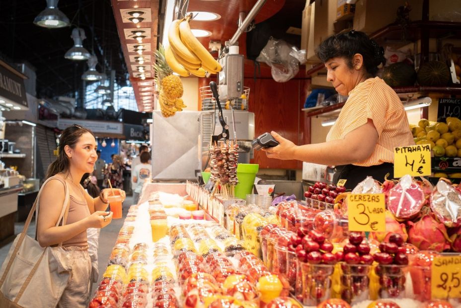 EuropaPress 5314211 persona compra mercado boqueria julio 2023 barcelona catalunya espana (1)