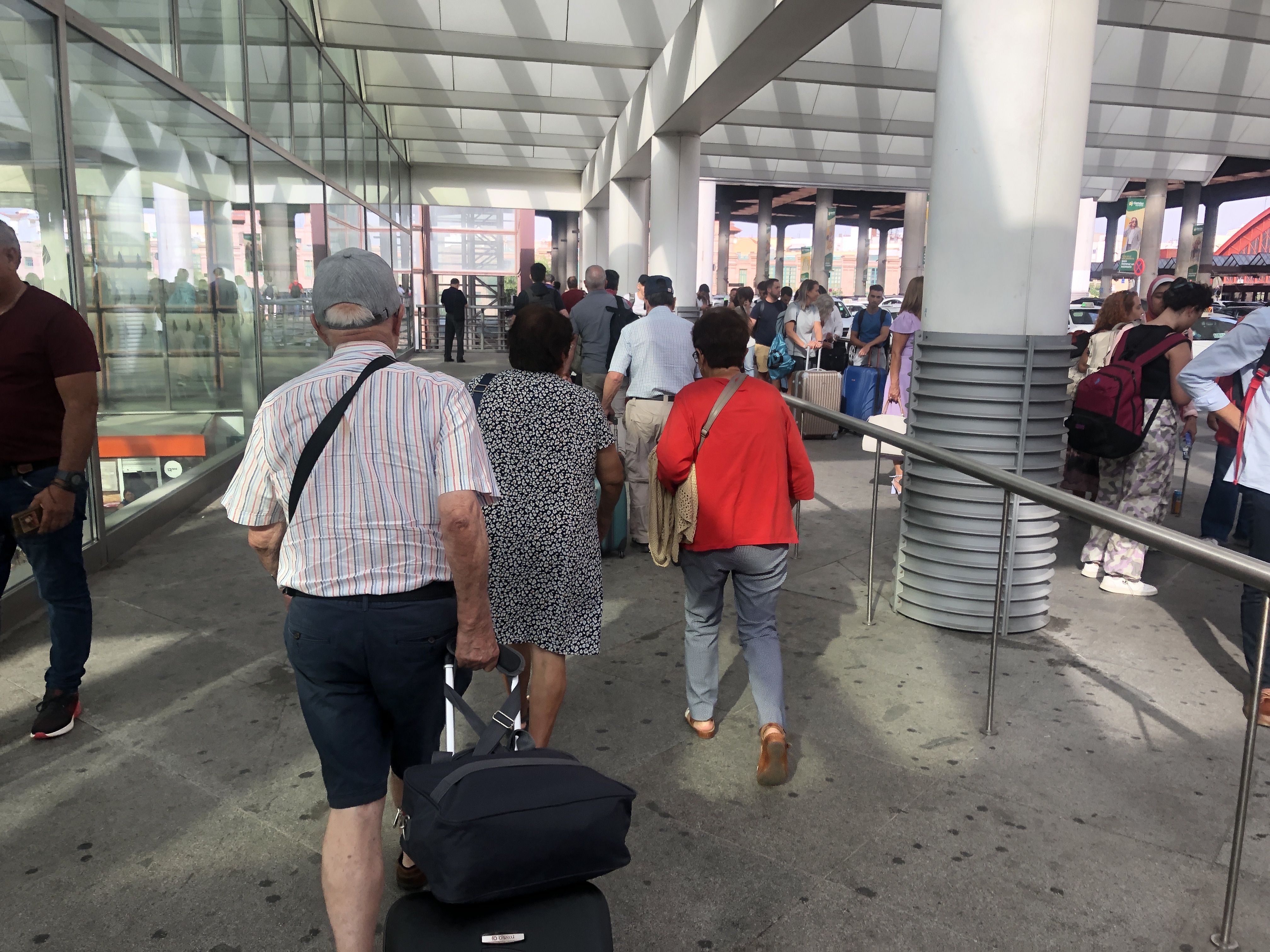 Salir de la estación de Atocha, una odisea para los mayores con necesidades especiales