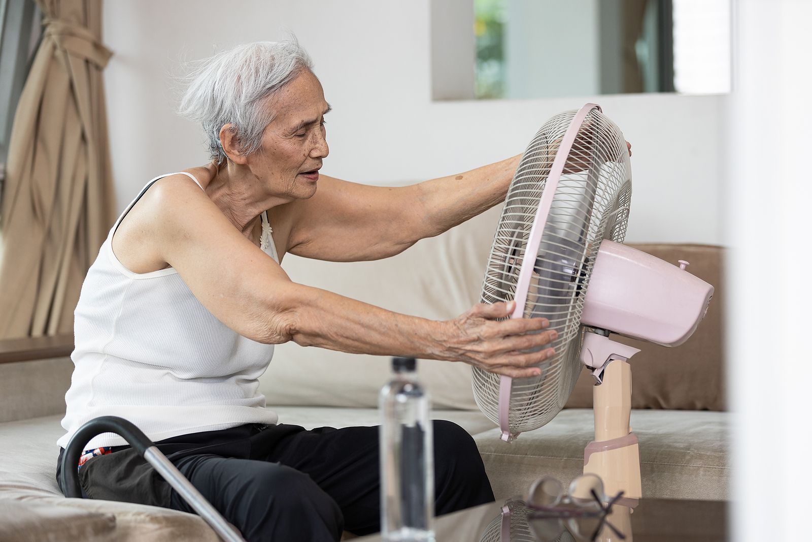 Un electricista revela cuánto cuesta dejar el ventilador prendido toda la noche: te sorprenderá