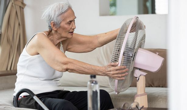 Un electricista revela cuánto cuesta dejar el ventilador prendido toda la noche: te sorprenderá
