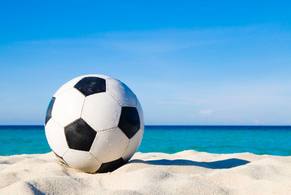 Jugar a la pelota en la playa Jugar a la pelota en la playa