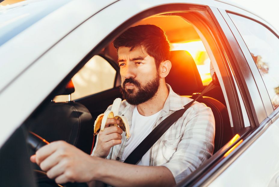 Comer o beber al volante Comer o beber al volante