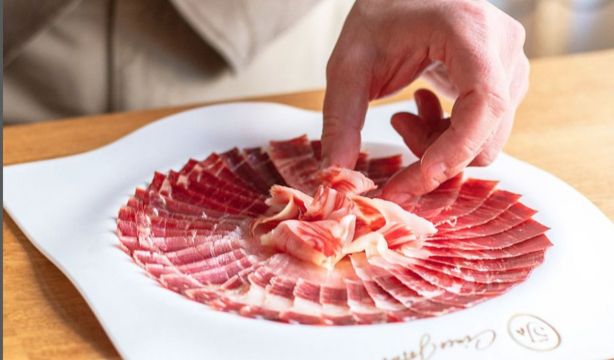 Esta es la temperatura exacta a la que hay que servir el jamón para que no se rompa y sepa mejor
