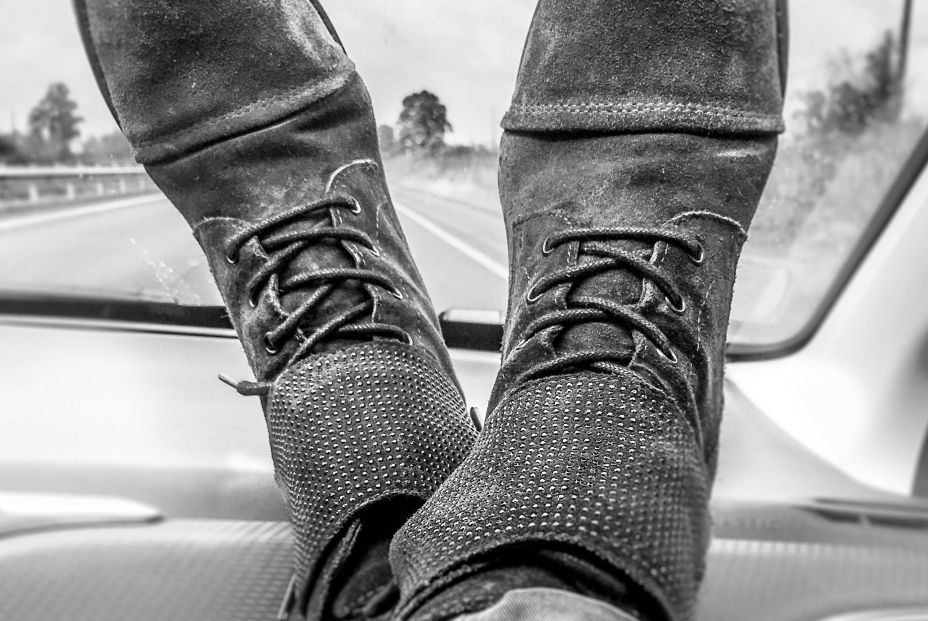 Poner los pies en el salpicadero Poner los pies en el salpicadero
