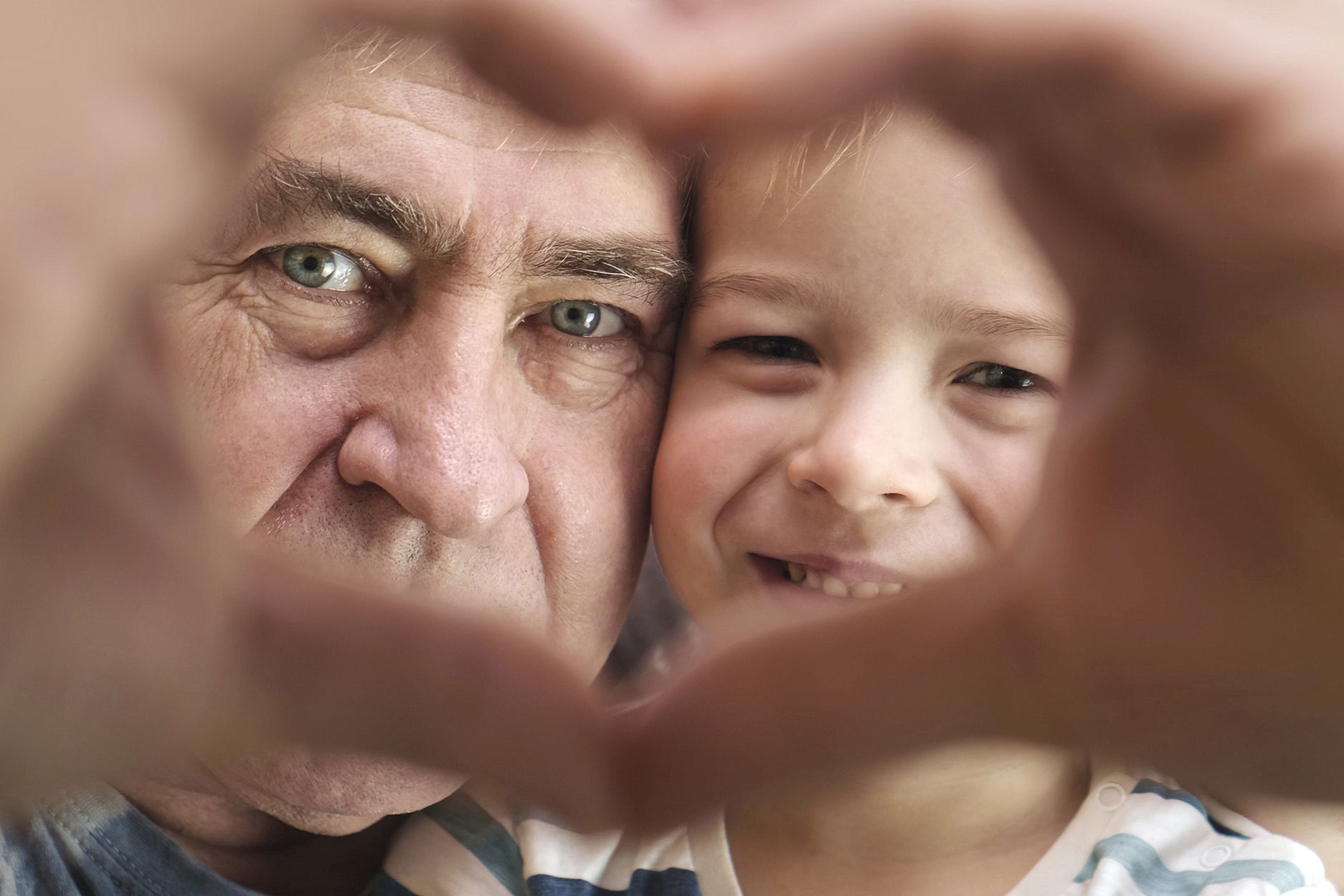 Abuelos y nietos, dos generaciones marcadas por el edadismo