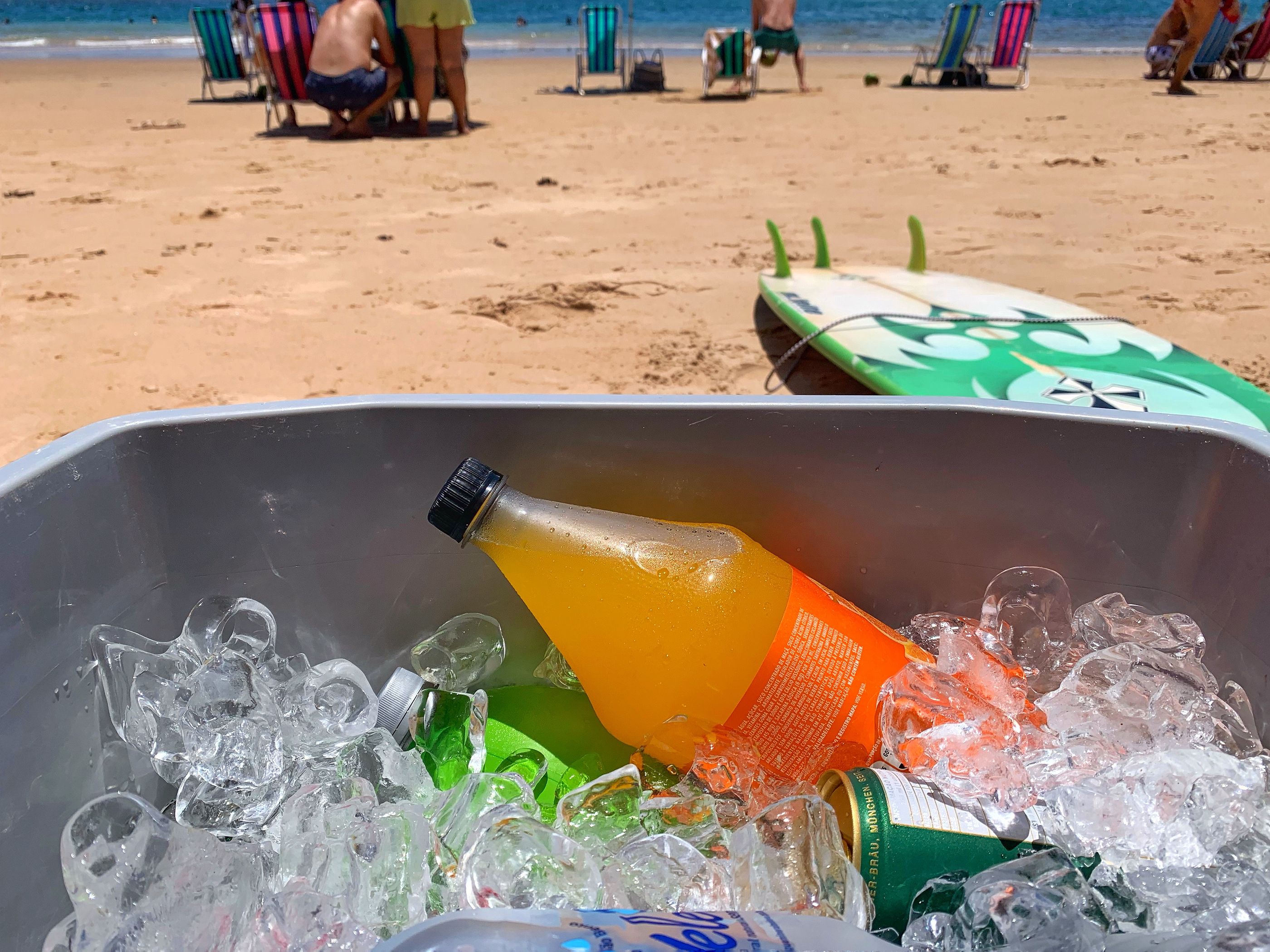 ¿No tienes nevera a mano? Así puedes mantener tus bebidas frías cuando vas a la playa o la piscina. Foto: Bigstock