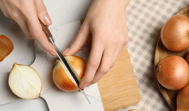Los trucos que debes conocer para suavizar el sabor de la cebolla y que no repita