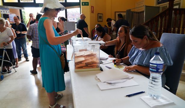 EuropaPress 5347566 varias personas cogen papeletas ejercer derecho voto elecciones generales