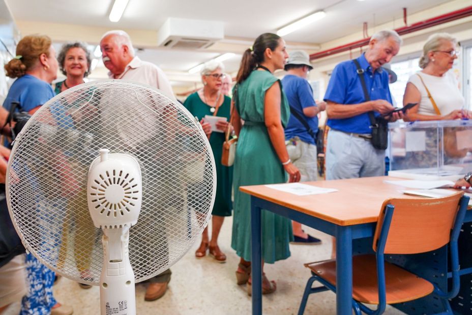 EuropaPress 5347534 electores votando colegio sevilla ventilador hacer frente calor