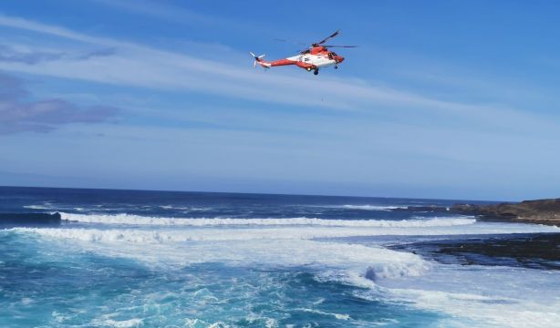 Búsqueda contrarreloj de un menor: se golpeó con una roca en el mar