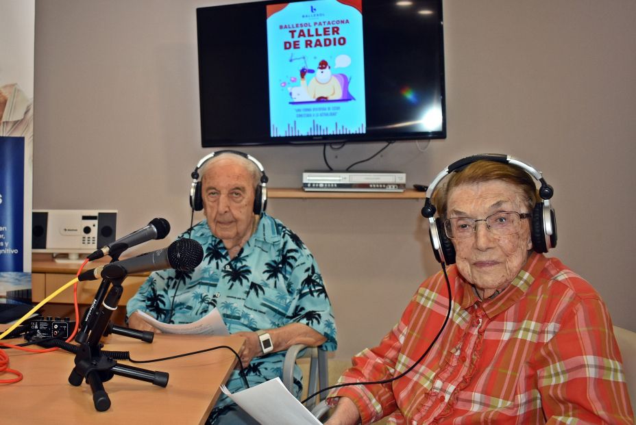 Milagros, la podcaster de 100 años que combate el edadismo con el micrófono desde una residencia