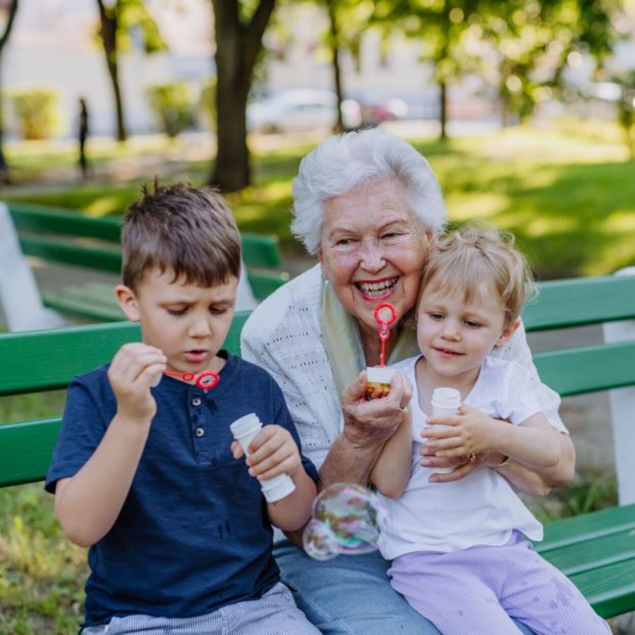 Alertan de la "soledad y vulnerabilidad" de muchos abuelos, convertidos en "canguros de sus nietos"