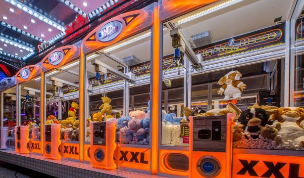 El truco para llevarte un premio en las máquinas de gancho