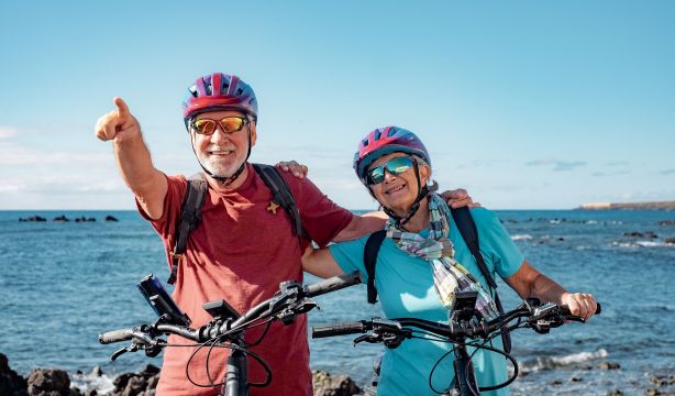 Los 7 hábitos de las personas mayores de 60 años que más dañan su salud 