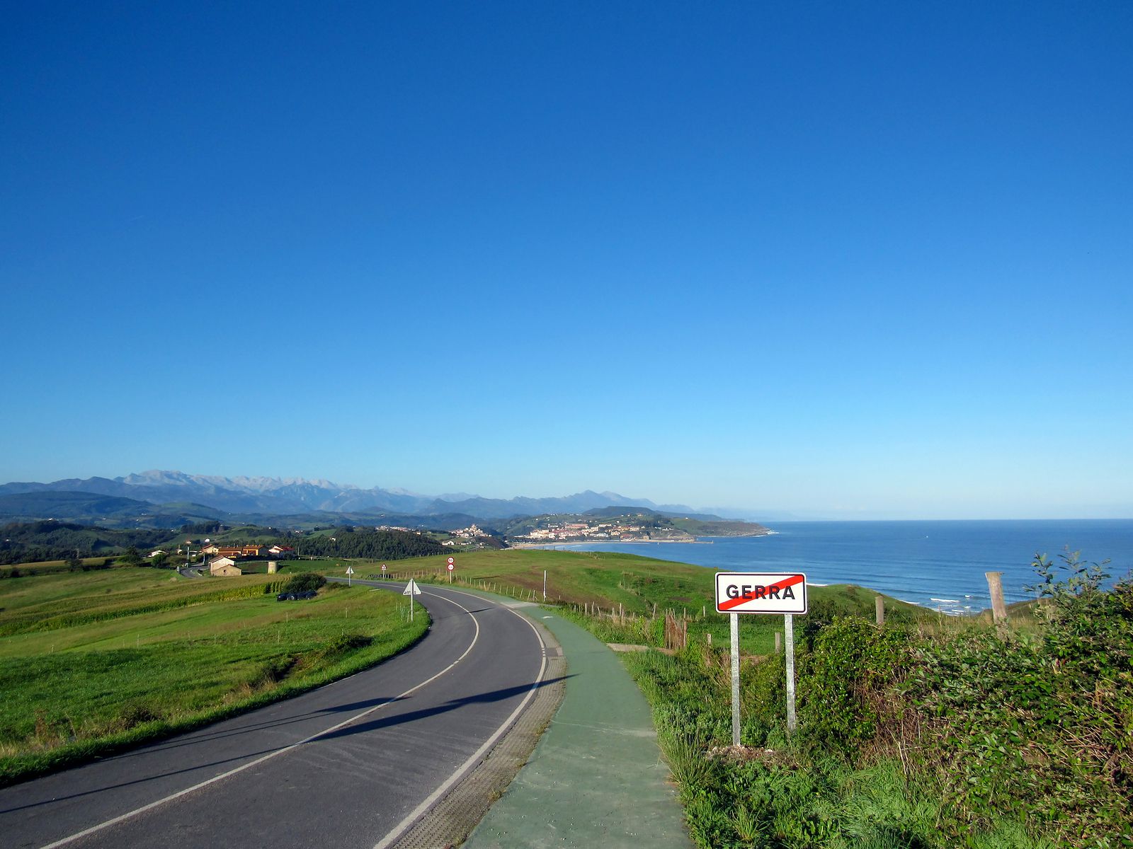 Rutas en Cantabria (bigstock Landscape)