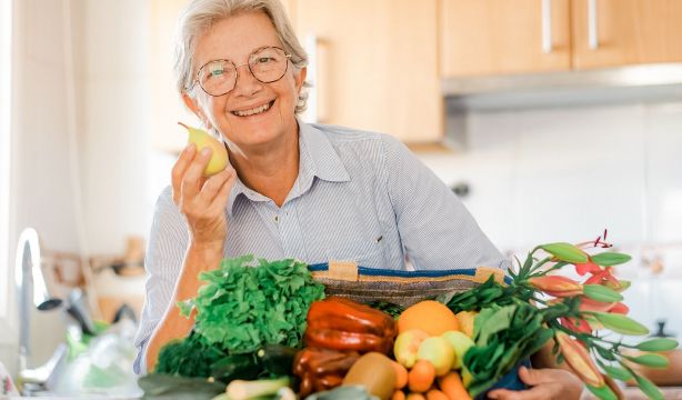 5 alimentos para mayores de 60 años que te mantienen delgado y sano