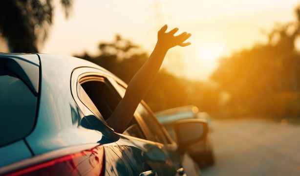 Sigue estos consejos para conducir de forma segura con altas temperaturas. Foto: Bigstock