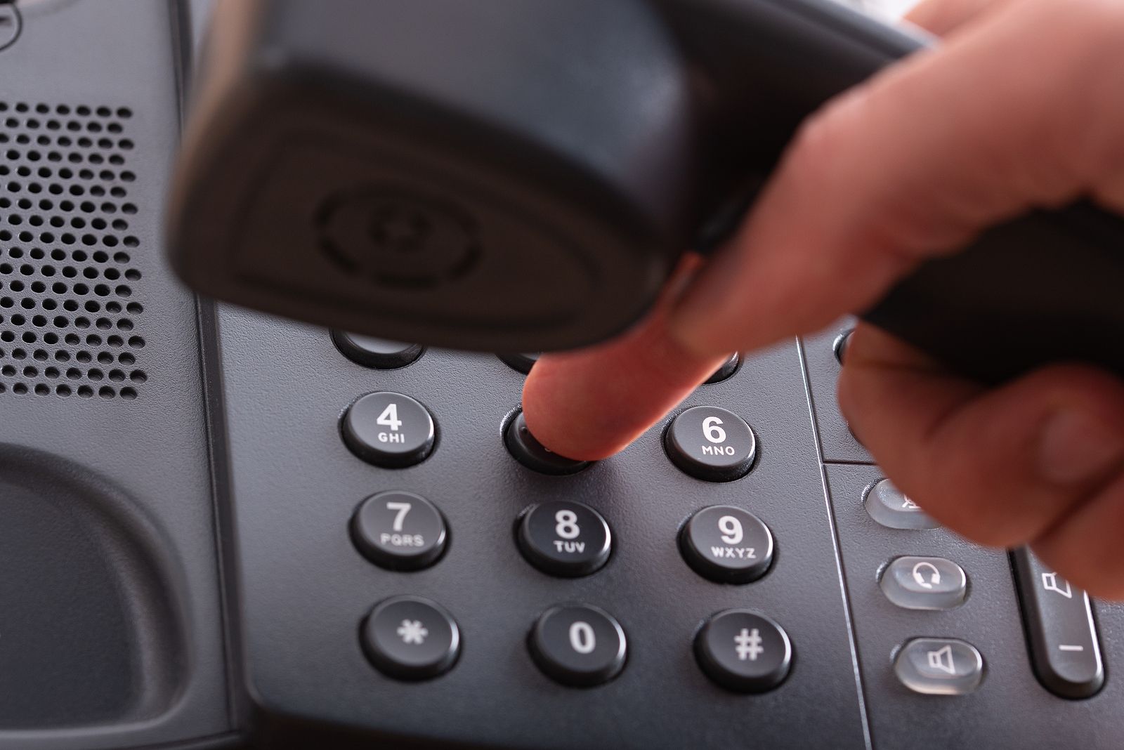 La CNMC multa a cuatro operadoras telefónicas por "dificultar" el cambio de compañía