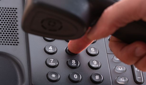 La CNMC multa a cuatro operadoras telefónicas por "dificultar" el cambio de compañía