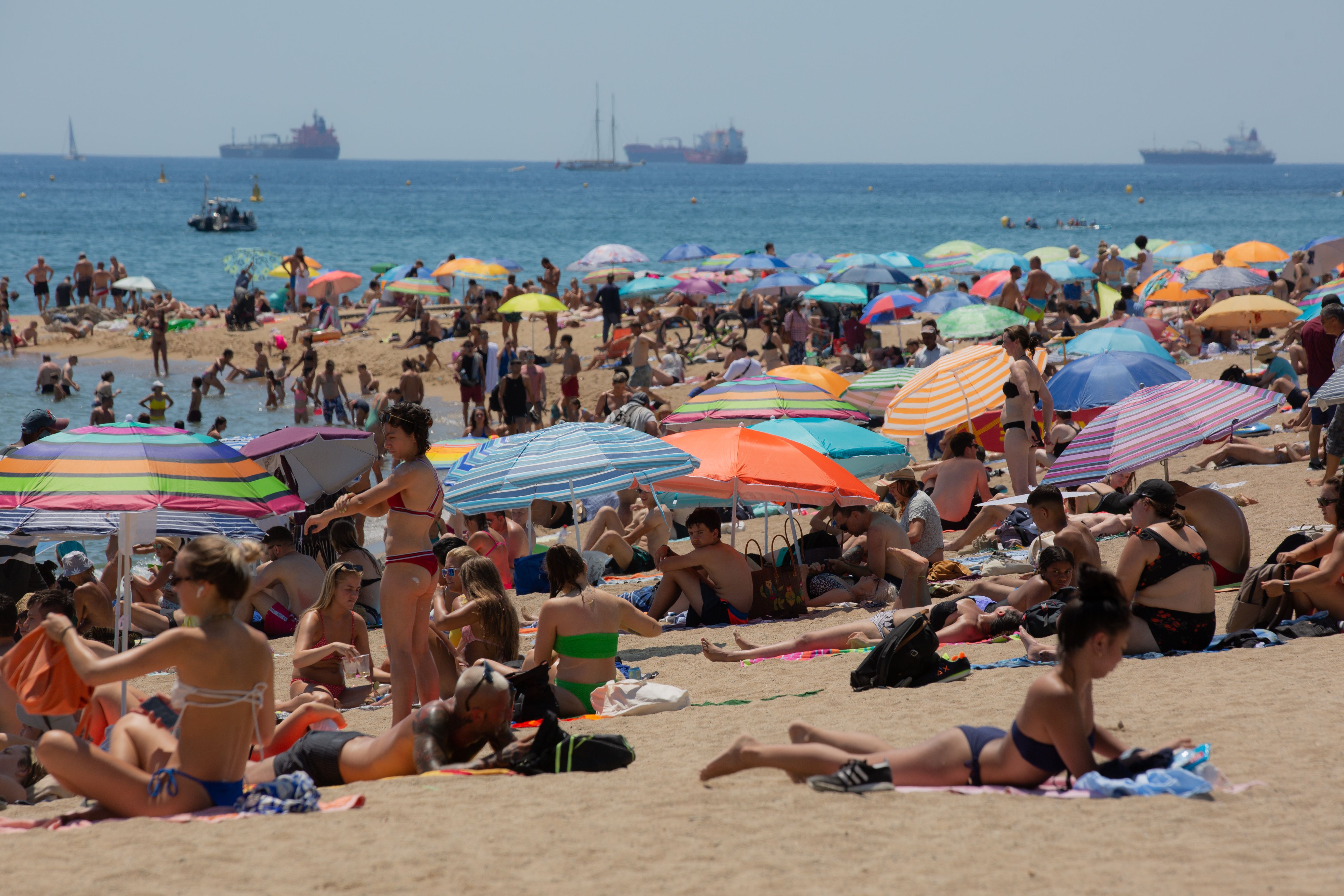 La 'guerra de las sombrillas' se endurece: hasta 3.000 euros de multa por reservar sitio en la playa