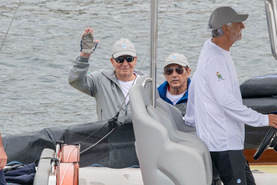 El Rey Juan Carlos sale a navegar en el 'Bribón' en su segundo día en Sanxenxo