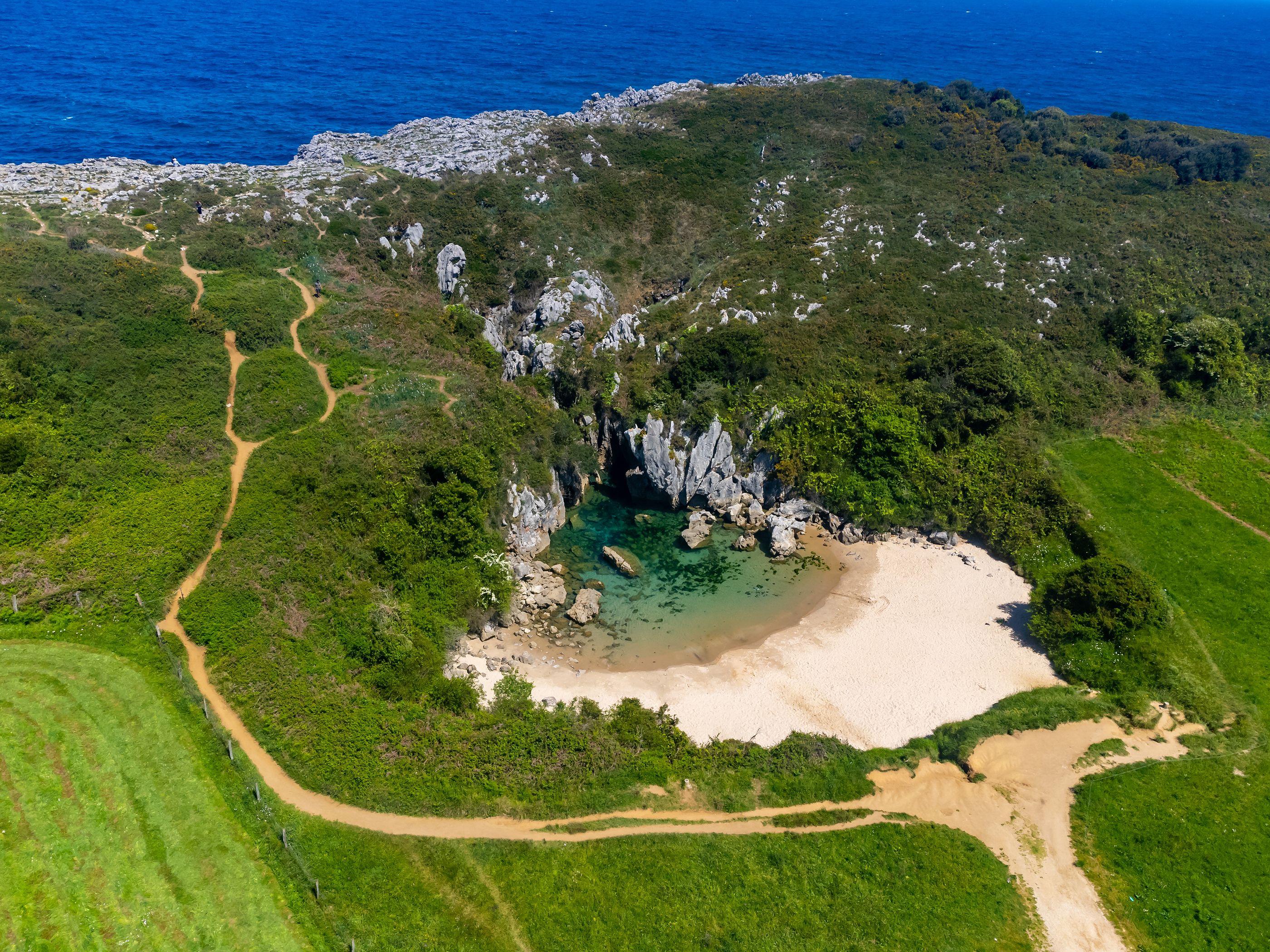 Así es la playa más pequeña del mundo: está en España y mide menos de 50 metros