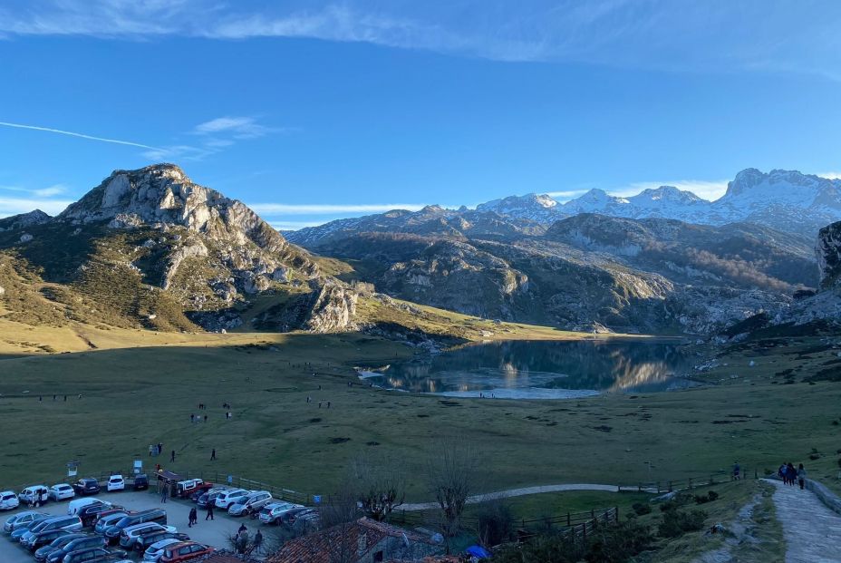 Grave accidente tras volcar un autobús con niños que se dirigía a los Lagos de Covadonga