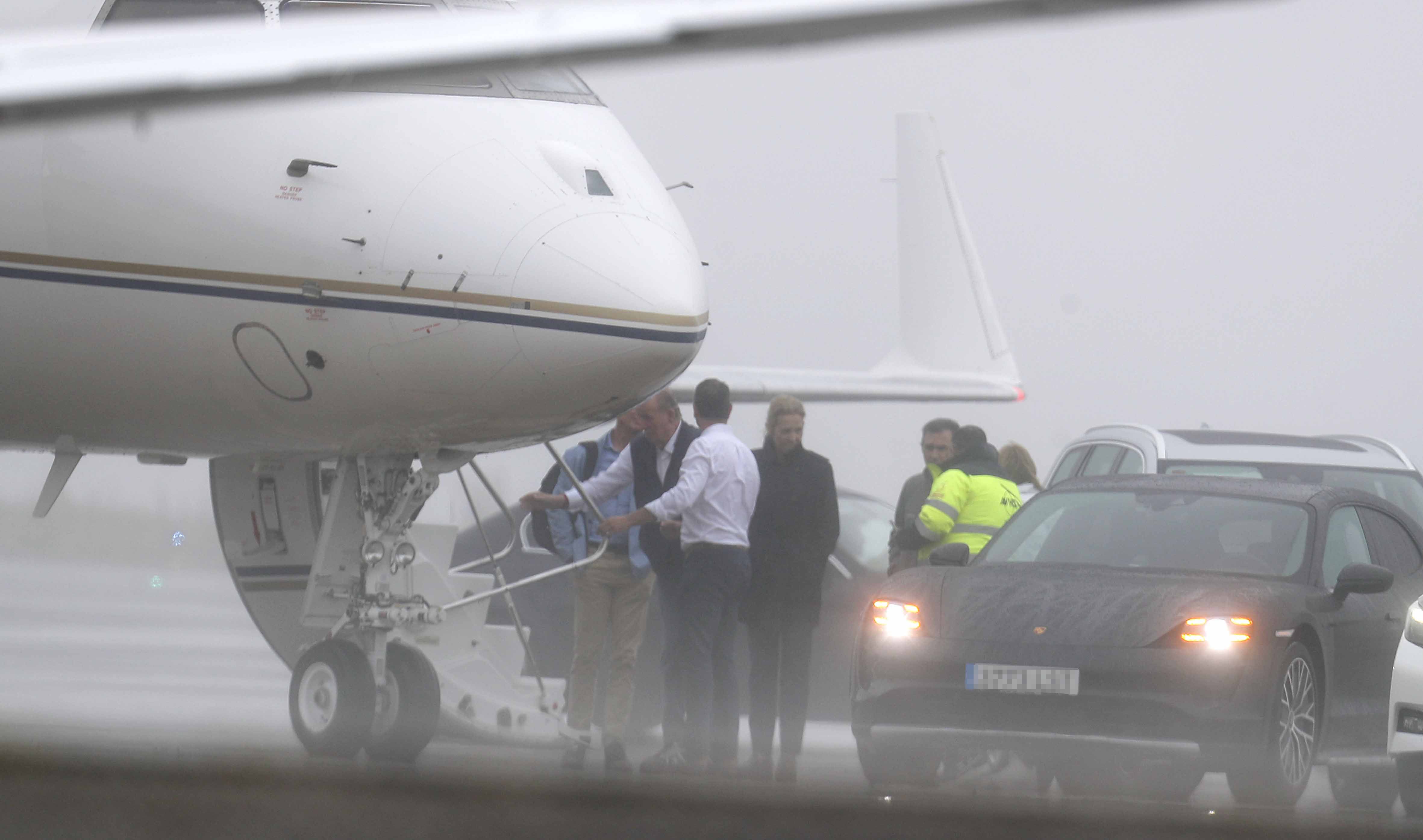 El Rey Juan Carlos regresa a Abu Dabi tras cinco días en Galicia: "Volveré pronto"