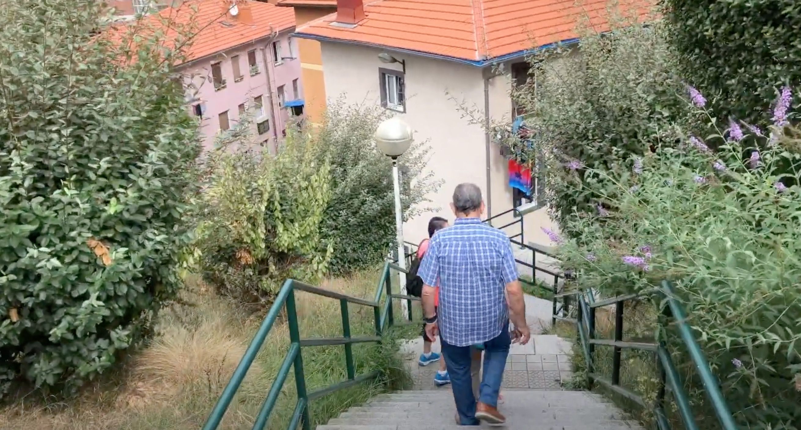 Casi 1.000 escalones para llegar a casa: la odisea diaria de unos vecinos de Bilbao, muchos mayores Casi 1.000 escalones para llegar a casa: la odisea diaria de unos vecinos de Bilbao, muchos mayores
