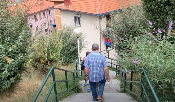 Casi 1.000 escalones para llegar a casa: la odisea diaria de unos vecinos de Bilbao, muchos mayores