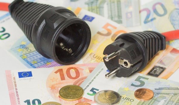 La factura de la luz de julio costará la mitad que hace un año