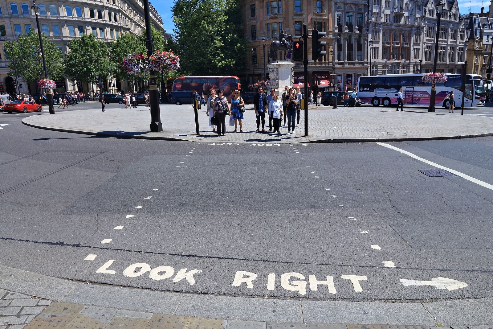 Reino Unido podría aumentar la duración de los semáforos: a los mayores no les da tiempo a cruzar