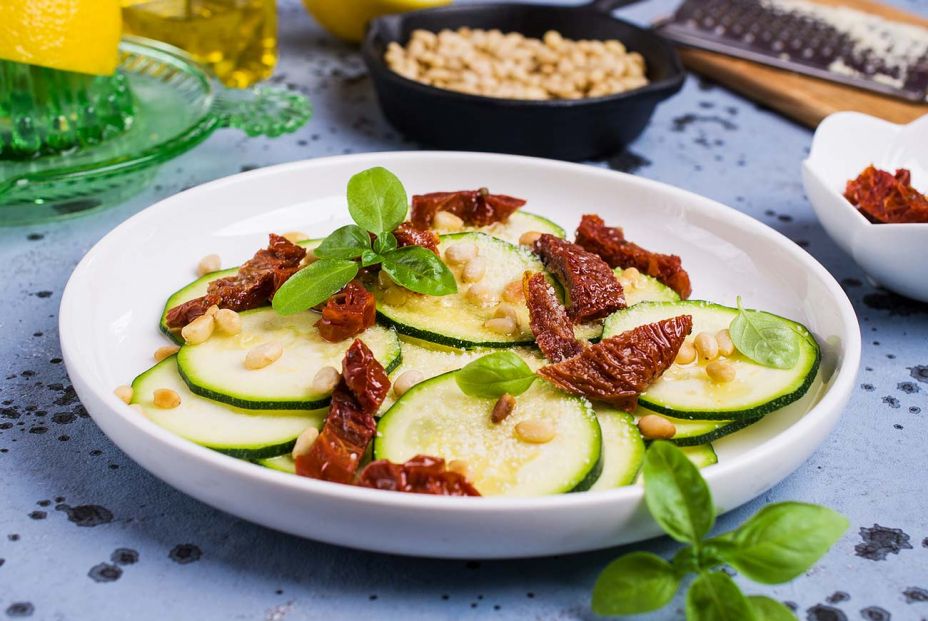 Hay vida más allá del carpaccio de carne o salmón: 3 recetas sorprendentes e ideales para el verano. Foto: bigstock